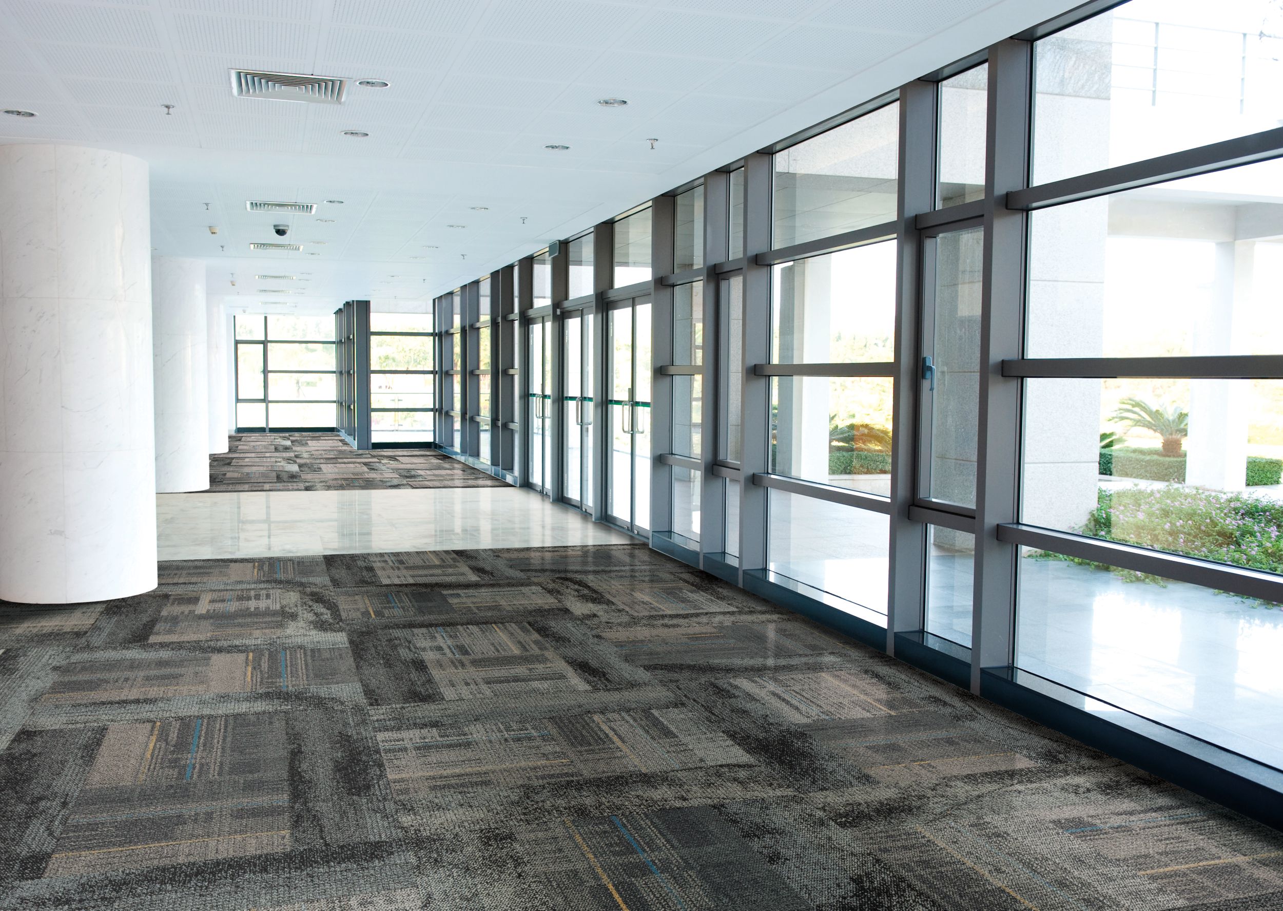 Interface AE312 carpet tile with Neighborhood Smooth plank carpet tile and Interface Textured Stones LVT in corridor with glass walls numéro d’image 9